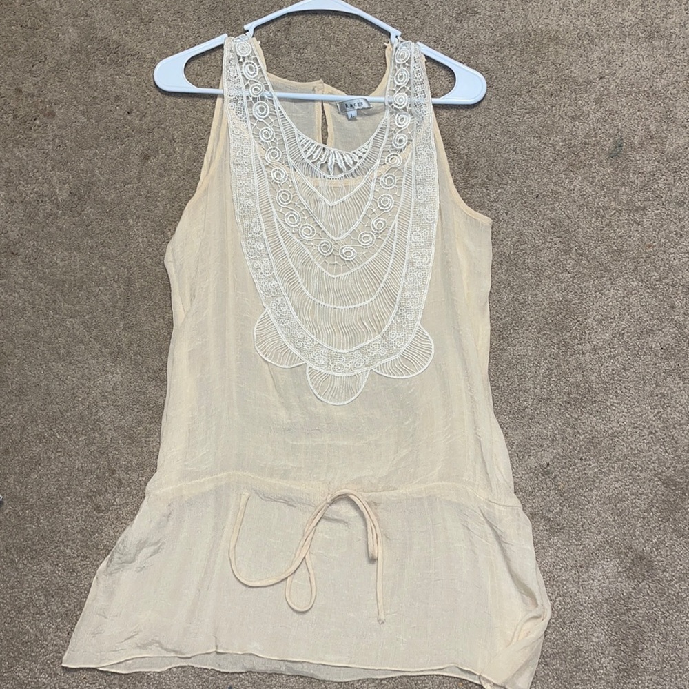 Size large tank with lace detail
